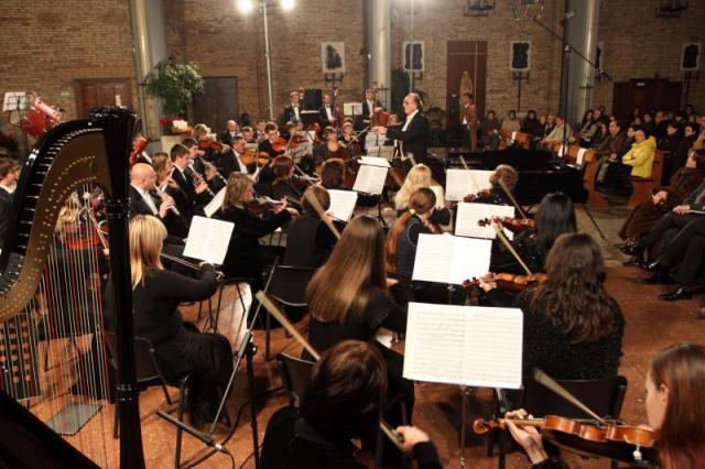 l'Orchestra Sinfonica Regionale di Khmelnitsky mentre esegue il Poema sinfonico "Sorgente" di Francesco Marino